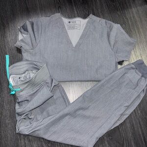 Figs Gray Scrub Set